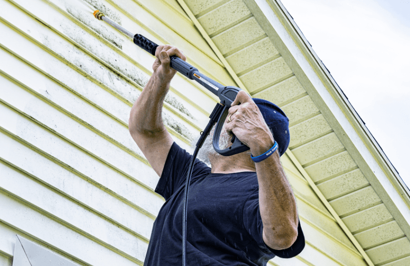 Professional house siding power washing service in Snoqualmie Valley